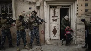 Las fuerzas especiales kurdas buscan combatientes de ISIS y prisioneros fugitivos dentro de la casa de Nasreen (2022).