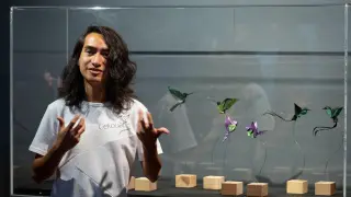 Cekouat León explica cómo ha realizado las piezas de la muestra 'Orquídeas y colibríes'