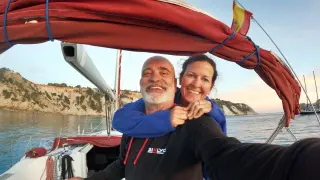 Paco y Marieta en su velero Suika en las cosas ibicencas.
