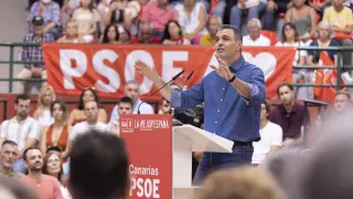 Pedro Sánchez intervinene en un acto en el Puerto de la Cruz