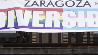 Colocación de la pancarta 'Zaragoza es diversidad' en el balcón consistorial con motivo del Día del Orgullo.