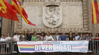 Los representantes municipales, sin Vox, en el balcón del Ayuntamiento de Zaragoza