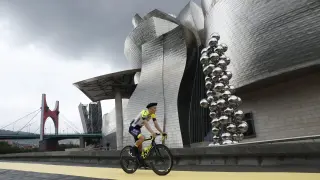 Presentación de los equipos participantes en el Tour de Francia 2023 junto al museo Guggenheim de Bilbao.