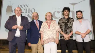 Antonio Borraz, Ana Mallén y dos alumnos de los cursos de cocina de la Fundación San Blas recibieron el galardón de manos del vicepresidente del HERALDO, Fernando de Yarza.