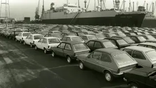 Cientos de Ford Fiesta esperan para ser embarcados en el puerto de Valencia, en una imagen de 1976.
