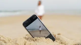 Mujer haciéndose foto en la playa