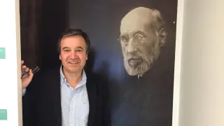 José Ramón Alonso, ante un retrato de Santiago Ramón y Cajal.