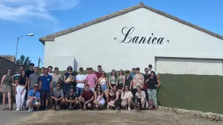 Foto de familia de los jóvenes estudiantes austriacos junto a la Bodega Lanica