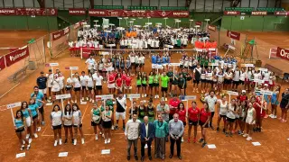 Todos los equipos, ayer en el Real Zaragoza Club de Tenis, durante la presentación del torneo.