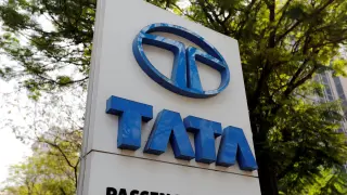 Logotipo de Tata en una instalación de la compañía en Bombay.