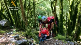 Rescate en camilla de un escalador en la vía Jumanji en Bujaruelo.