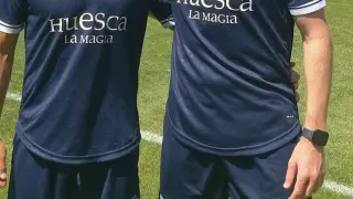 Alberto Martínez, preparador físico de la SD Huesca, y Mossa, el segundo entrenador.