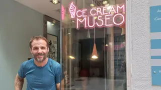 Ricardo González, en la heladería de la calle de San Miguel de Zaragoza.