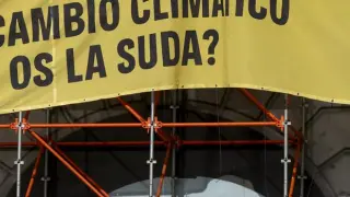Greenpece despliega una lona en Madrid con candidatos "sudando" por el cambio climático