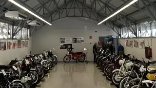 La exposición de motos antiguas tiene lugar en el centro cultural 'El matadero'