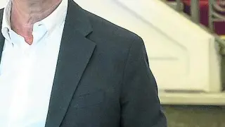El líder nacional del PP,  Alberto Núñez Feijóo, posa en la escalinata del Gran Hotel de Zaragoza tras la entrevista, ayer.