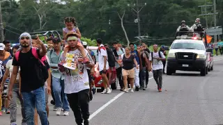 Migrantes caminan en caravana para intentar llegar a Estados Unidos, el 15 de julio en la ciudad mexicana de Tapachula.