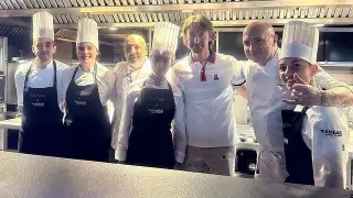 Juan Carlos Ferrero, entrenador de Carlos Alcaraz, con el equipo de cocina del Restaurante Callizo de Aínsa.