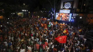 Simpatizantes del PP, en la sede de los populares en Madrid tras conocerse los resultados en las elecciones.