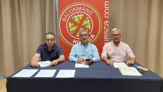 El presidente, Pachi Giné, entre Jesús Montorio y Fernando Udina.