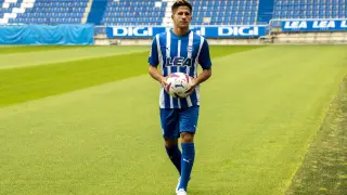 VITORIA, 24/07/2023.-El Deportivo Alavés presenta este lunes en Vitoria a su nuevo jugador, el delantero italiano Giuliano Simeone. EFE/David Aguilar