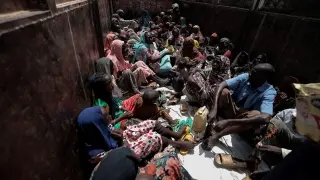 Mujeres sudanesas, que huyen del conflicto en Sudán, son trasladadas a un campo de refugiados del Chad.