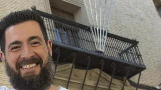 El oscense Raúl Bernal, bajo el balcón donde el 9 de agosto lanzará el chupinazo de las Fiestas de San Lorenzo de Huesca.