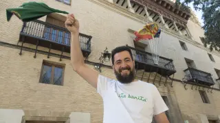 El oscense Raúl Bernal, bajo el balcón donde el 9 de agosto lanzará el chupinazo de las Fiestas de San Lorenzo de Huesca.