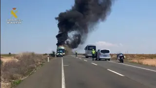 Un autobús que circulaba por la N-II se incendia a la altura de Fraga.