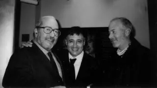Los periodistas Ramón Lobo, a la derecha, con Manu Leguineche y Gervasio Sánchez.