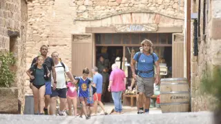Turistas ayer en Alquézar, uno de los pueblos más visitados de la provincia.