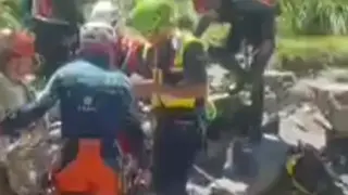 Una imagen de vídeo del auxilio al accidentado en un barranco de Orós Bajo.
