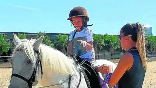 Selina disfruta montando a caballo en el Centro Ecuestre de Alto Rendimiento.