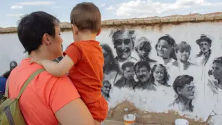 Dos vecinos de Cetina observando el recién creado mural.