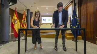 Ana Alós y Alejandro Nolasco firman el pacto de coalición.