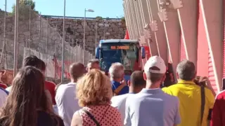 Aficionados del Real Zaragoza, en la recepción del autobús del equipo en Tarragona.