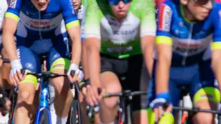 Foto del pelotón en la segunda etapa de la Vuelta al Bajo Aragón 2023