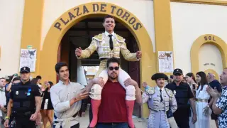 Héctor Marco abrió este domingo la puerta grande en la novillada sin picadores de la Feria Taurina de la Albahaca de Huesca.