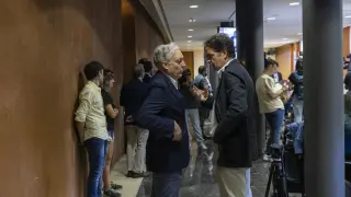 Octavio López, izquierda, y Roberto Bermúdez, en la firma del pacto PP-Vox, el viernes pasado.