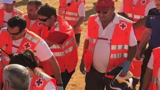 Voluntarios de Cruz Roja atendiendo a un joven lesionado en las vaquillas de Huesca.