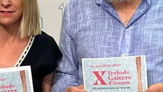 Nuria Mur y Moncho Almazán presentan el programa la décima Trobada Gaiters d' Aragón.