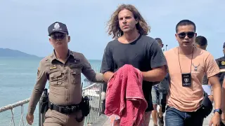 Daniel Sancho siendo detenido por las autoridades tailandesas.