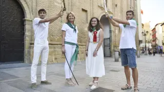 De izquierda a derecha, Santos Santolaria, Cristina Esperanza, Ibón Cejalvo y Fernando Esperanza, los nuevos danzantes de Huesca.