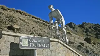 Imagen del Tourmalet y la escultura de Lapize, el primer ciclista que coronó la cumbre.