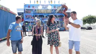 La alcaldesa de Huesca, Lorena Orduna, y la concejala de Fiestas, Nuria Mur, han visitado el recinto ferial junto a representantes de los feriantes.