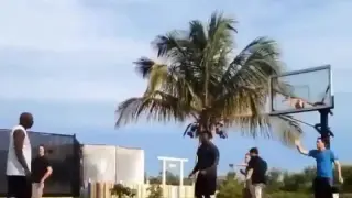 Michael Jordan demuestra quién manda en un partidillo improvisado en una playa de Bahamas