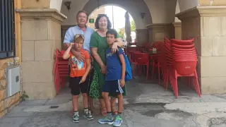 Miguel Ángel Blasco y María Pilar Díaz, junto a sus nietos Lucas y Nicolás, a los que cuidan en el pueblo mientras sus padres trabajan.