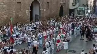 Así han bailado los Danzantes de Huesca el primer dance de las Espadas