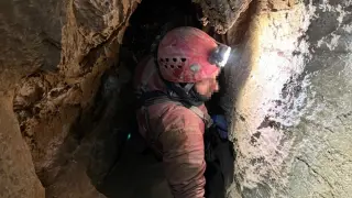 El deportista madrileño herido, durante el rescate en el interior de la cueva.