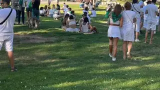 Los oscenses acuden al acto en el Parque la Universidad.